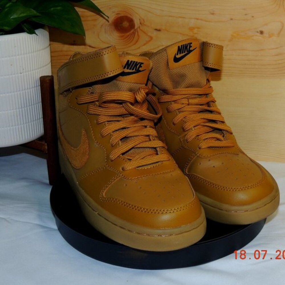 NIKE Sneakers